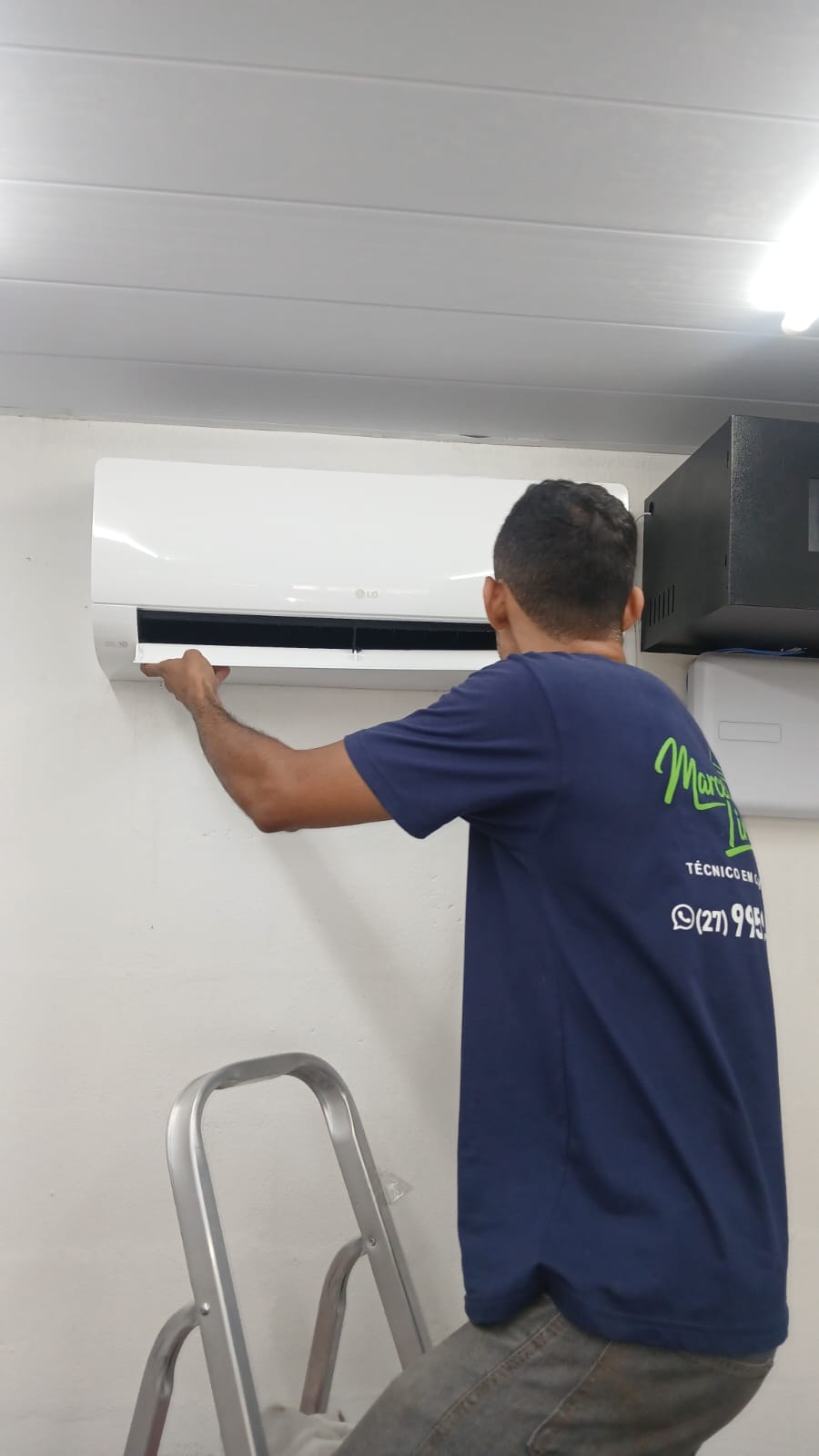 Marcelinho realizando higienização profissional de ar-condicionado split