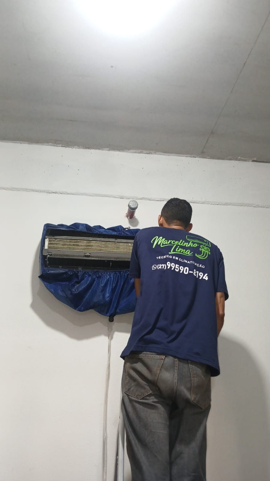 Marcelinho realizando instalação de ar-condicionado split