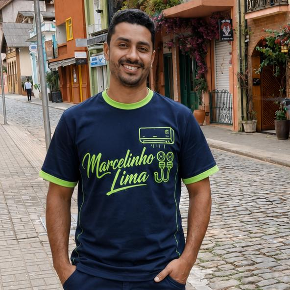 Marcelinho Lima com cliente após atendimento concluído